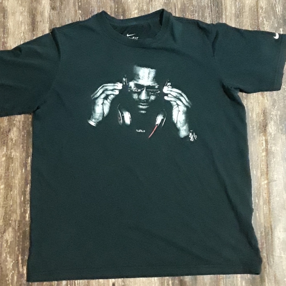 Nike Lebron James Tshirt  size XL